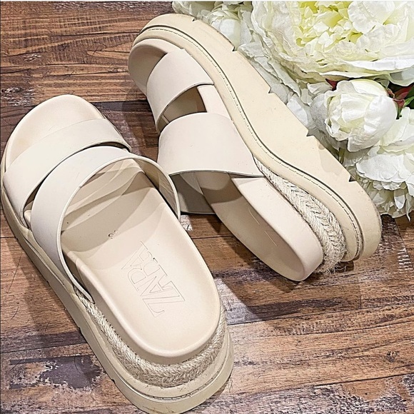 𝗡𝗪𝗧 𝗭𝗮𝗿𝗮 • Rubberized Low Heel Sandals - Picture 7 of 11